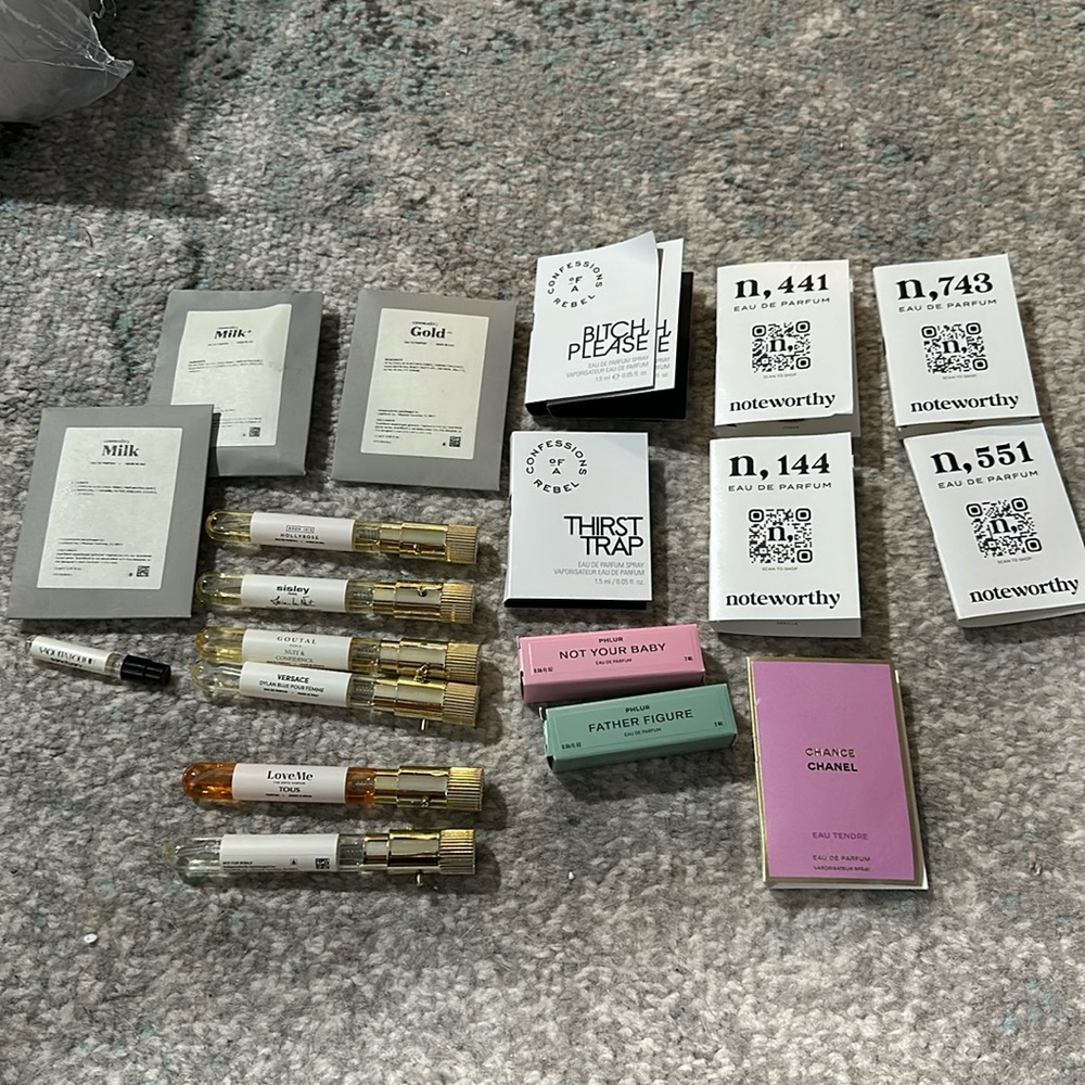 Bundle of 19 different perfume samples (20 samples total)